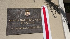 ODSŁONIĘCIE TABLICY UPAMIĘTNIAJĄCEJ NADANIE STACJI NAUKOWEJ INSTYTUTU GEOGRAFII I GOSPODARKI PRZESTRZENNEJ UNIWERSYTETU JAGIELLOŃSKIEGO IMIENIA O. LUDWIKA KASZOWSKIEGO