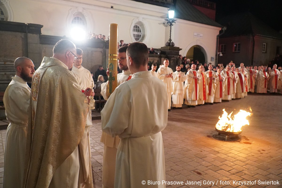 Z CIEMNOŚCI DO ŚWIATŁA – LITURGIA WIGILII PASCHALNEJ NA JASNEJ GÓRZE